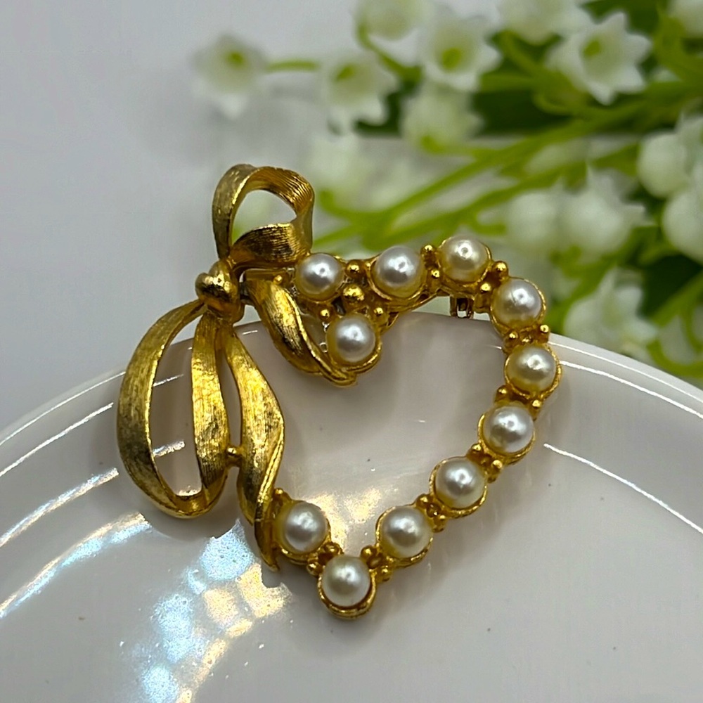 Vintage Rona Heart & Pearl Brooch.